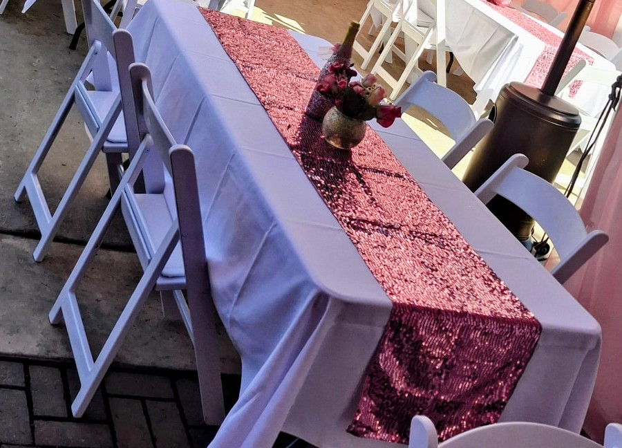 White table cloth with rose-gold runner